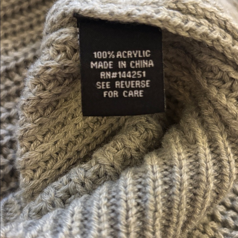 Cozy Green V-Neck Sweater - Picture 6 of 7